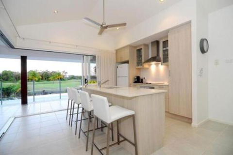 4 Cascade House Luxury Holiday Home - Getaway Accommodation 3