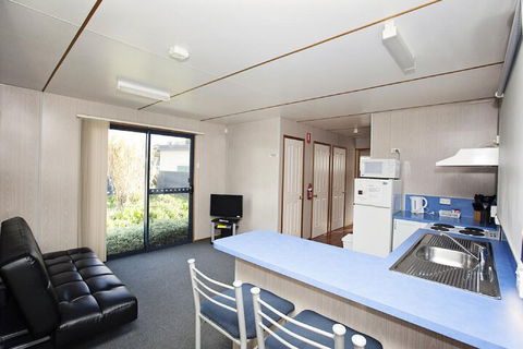 Seven Mile Beach Cabin And Caravan Park - Getaway Accommodation 3