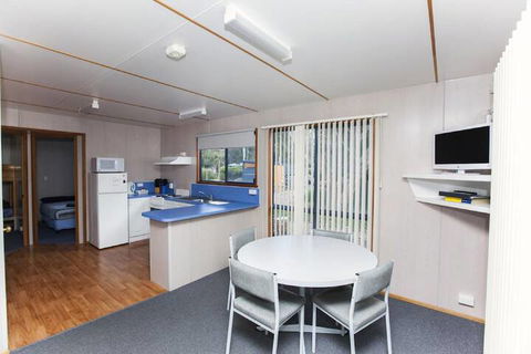 Seven Mile Beach Cabin And Caravan Park - Getaway Accommodation 4