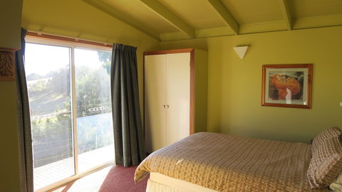 The Black Sparrow - Getaway Accommodation 6