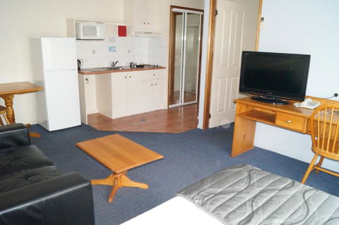Asters On James Motor Inn - Getaway Accommodation 3