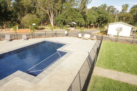 Riverside Cabin Park - Getaway Accommodation 1