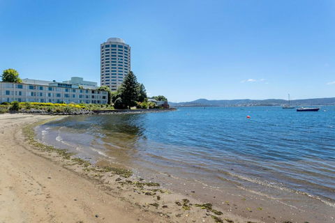 Reflections On The Bay - Getaway Accommodation 6