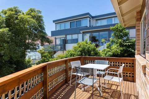Reflections On The Bay - Getaway Accommodation 4