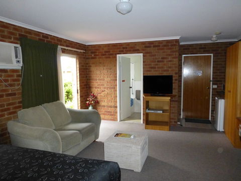 Inverloch Central Motor Inn - Getaway Accommodation 5
