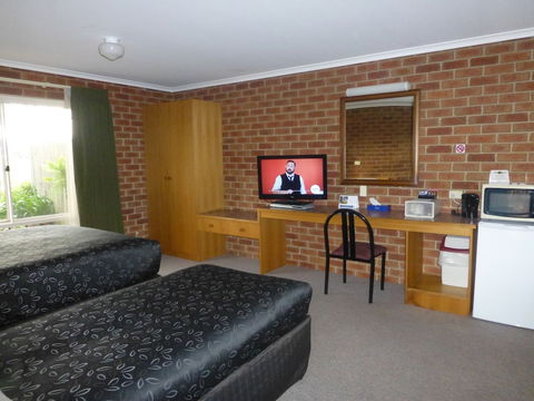 Inverloch Central Motor Inn - Getaway Accommodation 4