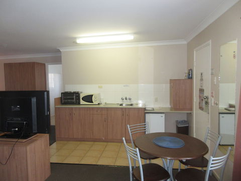 Riviera On Ruthven Motel - Getaway Accommodation 5
