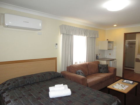 Riviera On Ruthven Motel - Getaway Accommodation 6