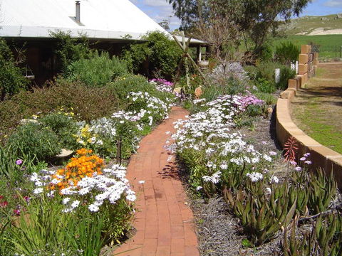 Hillside Country Retreat - Getaway Accommodation 1