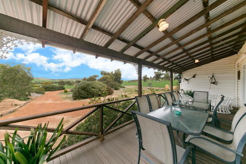 Hillside Country Retreat - Getaway Accommodation 6