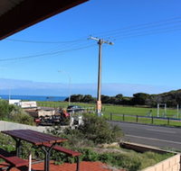 Bott's Beach Retreat - Getaway Accommodation