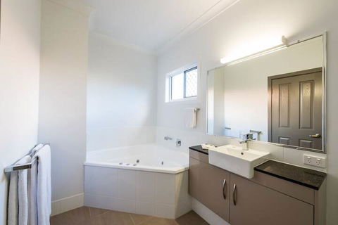 Athena Motel Apartments - Getaway Accommodation 4