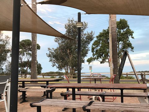 Heads Hotel - Getaway Accommodation 0