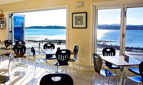 The River Cafe At Beauty Point - Getaway Accommodation 11
