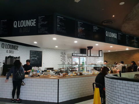 Q Lounge And Deli - Getaway Accommodation 0