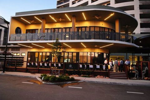 Q Bar & Brasserie On The Avenue - Getaway Accommodation 1