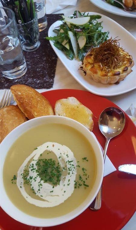 The Apple Tree Cafe - Getaway Accommodation 11