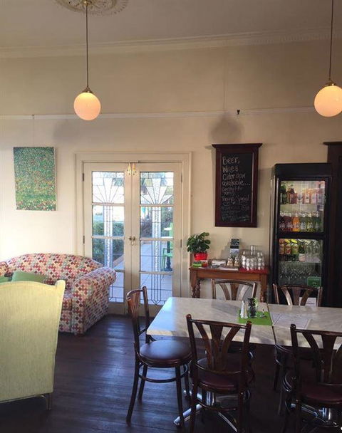 The Apple Tree Cafe - Getaway Accommodation 8