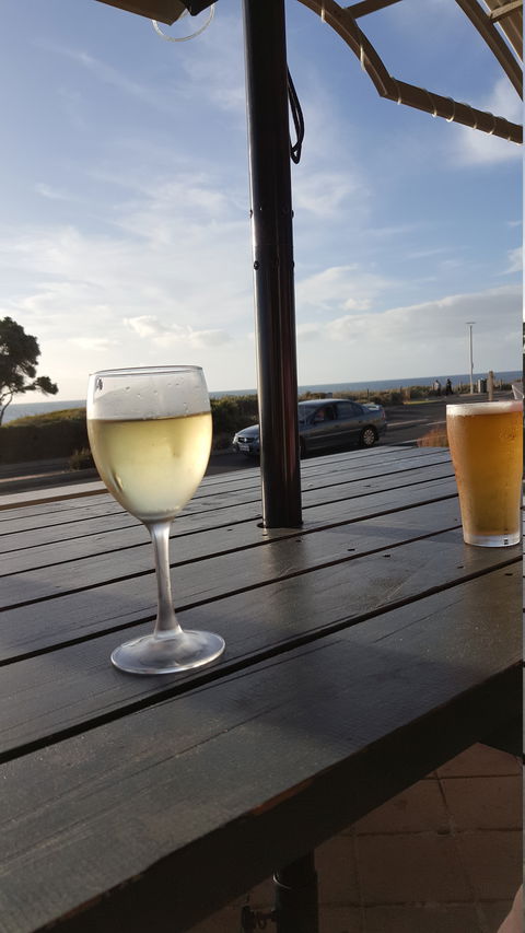 The Hollow Beach Bar And Grill - Getaway Accommodation 9