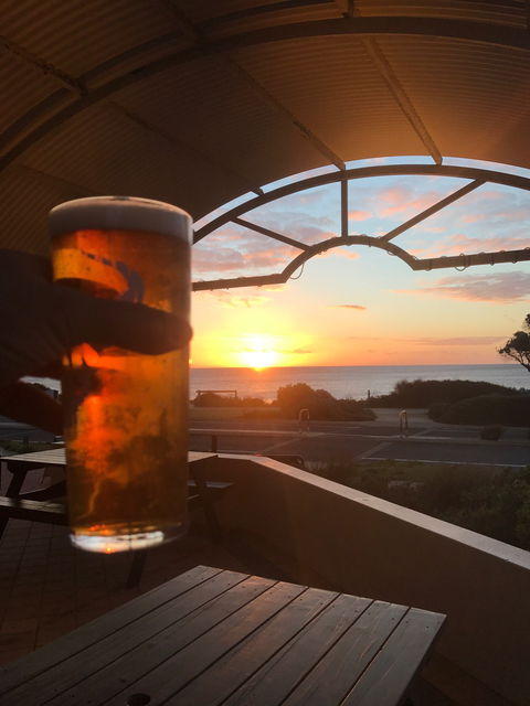 The Hollow Beach Bar And Grill - Getaway Accommodation 8