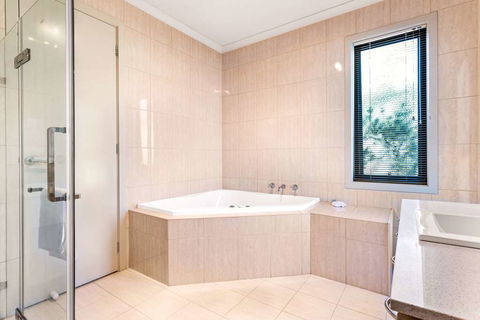 Quality Suites Point Cook Seasons 5 - Getaway Accommodation 7
