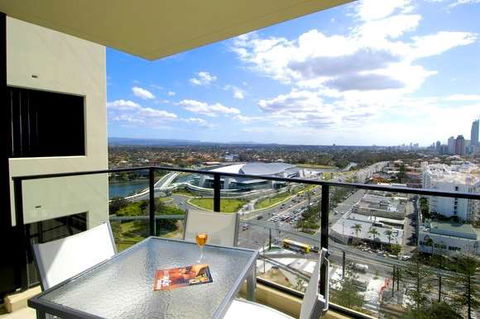 Mantra Broadbeach On The Park - Getaway Accommodation 1