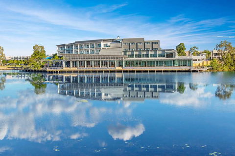 Best Western Plus North Lakes Hotel - Getaway Accommodation 1
