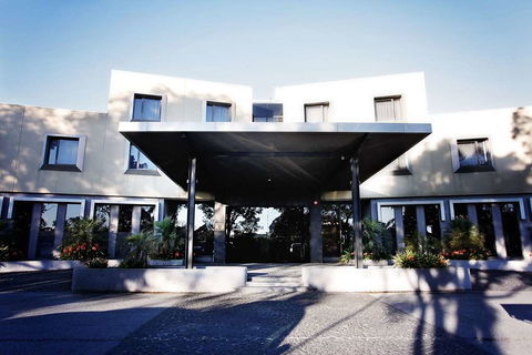 Golden Pebble Hotel - Getaway Accommodation 0