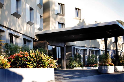 Golden Pebble Hotel - Getaway Accommodation 1