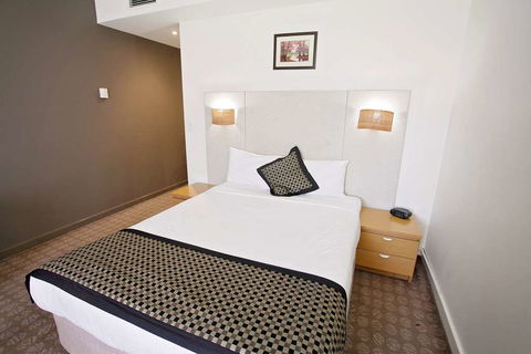 Golden Pebble Hotel - Getaway Accommodation 2