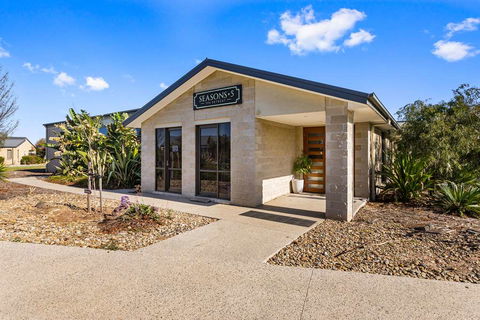 Quality Suites Point Cook Seasons 5 - Getaway Accommodation 1