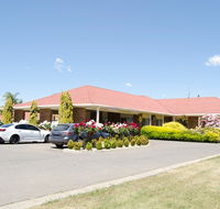 Pines Country Club Motor Inn - Getaway Accommodation