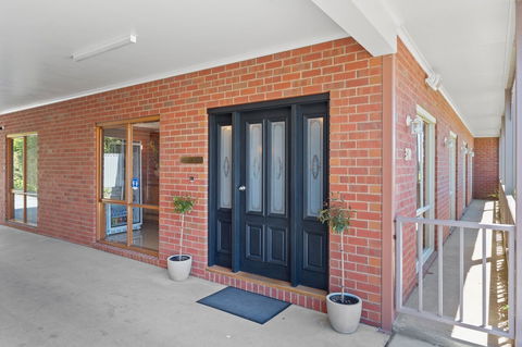 Burke & Wills Motor Inn - Getaway Accommodation 2