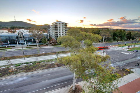 IQ Smart Apartments 704 Braddon ACT - Getaway Accommodation 6