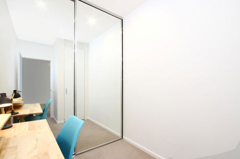 IQ Smart Apartments 704 Braddon ACT - Getaway Accommodation 1