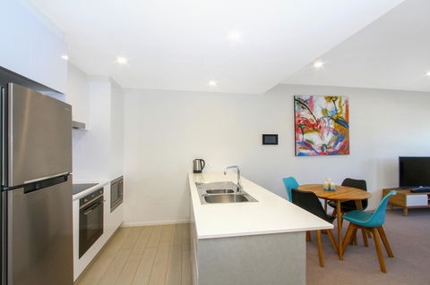 IQ Smart Apartments 704 Braddon ACT - Getaway Accommodation 4