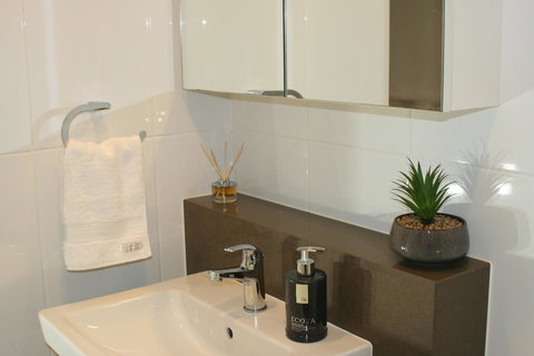Modern Executive Apt@Barton*1BR*WiFi*Gym*Secure Parking*Canberra - Getaway Accommodation 3