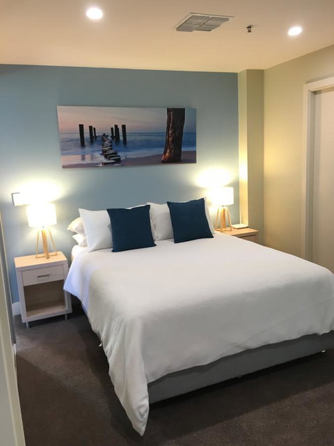 Beachside Luxury Apartments One & Two Bedroom In Beachfront Oaks Pier Building - Getaway Accommodation 23