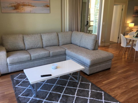 Beachside Luxury Apartments One & Two Bedroom In Beachfront Oaks Pier Building - Getaway Accommodation 20