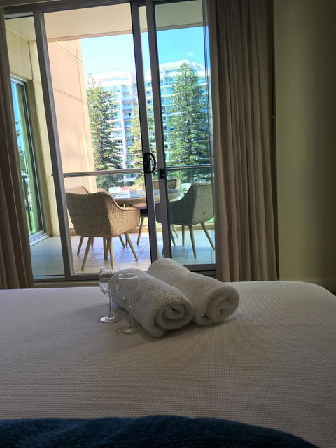 Beachside Luxury Apartments One & Two Bedroom In Beachfront Oaks Pier Building - Getaway Accommodation 24