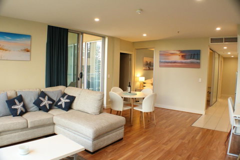 Beachside Luxury Apartments One & Two Bedroom In Beachfront Oaks Pier Building - Getaway Accommodation 4