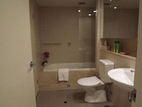 Beachside Luxury Apartments One & Two Bedroom In Beachfront Oaks Pier Building - Getaway Accommodation 1