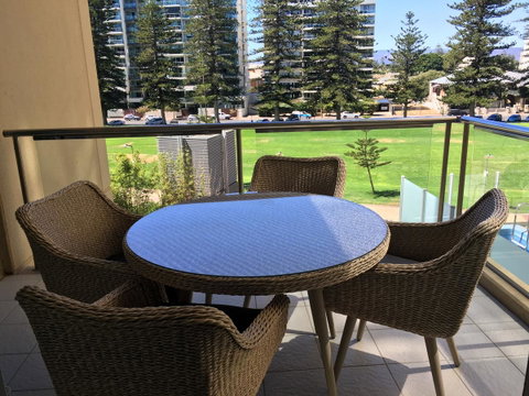 Beachside Luxury Apartments One & Two Bedroom In Beachfront Oaks Pier Building - Getaway Accommodation 25