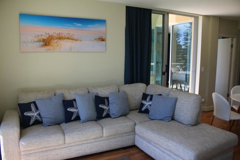 Beachside Luxury Apartments One & Two Bedroom In Beachfront Oaks Pier Building - Getaway Accommodation 11