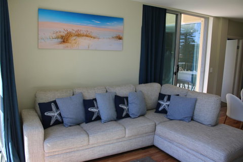 Beachside Luxury Apartments One & Two Bedroom In Beachfront Oaks Pier Building - Getaway Accommodation 14