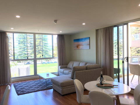 Beachside Luxury Apartments One & Two Bedroom In Beachfront Oaks Pier Building - Getaway Accommodation 3