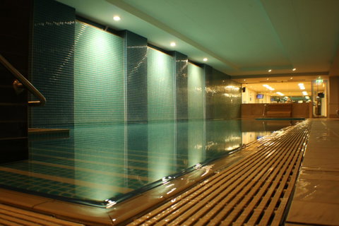 Beachside Luxury Apartments One & Two Bedroom In Beachfront Oaks Pier Building - Getaway Accommodation 35