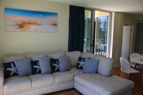 Beachside Luxury Apartments One & Two Bedroom In Beachfront Oaks Pier Building - Getaway Accommodation 12
