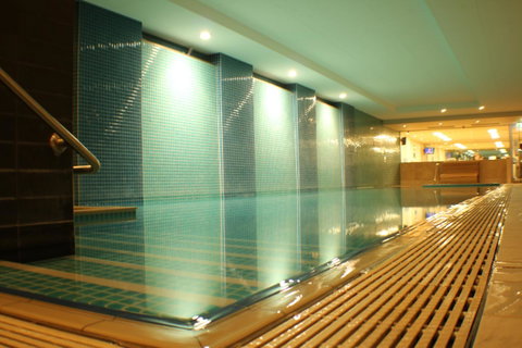 Beachside Luxury Apartments One & Two Bedroom In Beachfront Oaks Pier Building - Getaway Accommodation 34