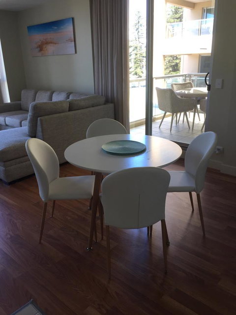 Beachside Luxury Apartments One & Two Bedroom In Beachfront Oaks Pier Building - Getaway Accommodation 18